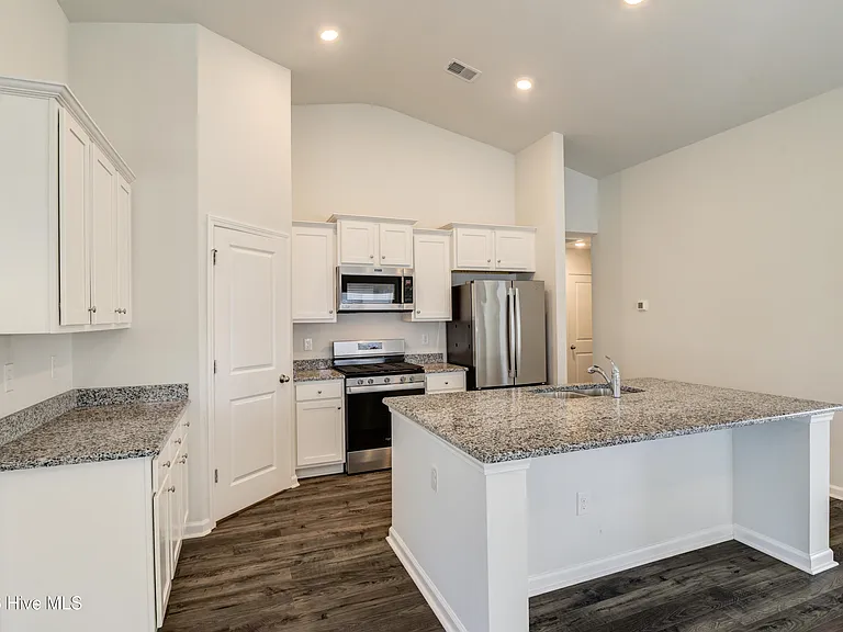 375 Logan St — Photo 10