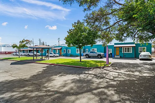 Las Flores Apartments Photo 1