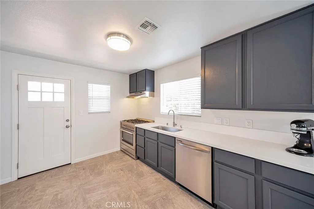 3 bed, 1200 sqft, $3,500 — Photo 4