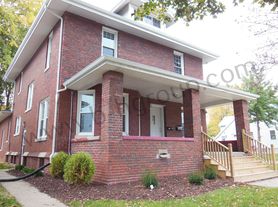 6100 18th Ave, 2 beds  1.0 baths (1411 sqft)