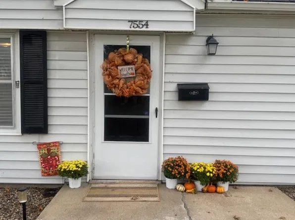 7554 Eaton St, Prairie Village, KS 66208