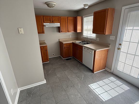 3rd image of 2517 Eight Oaks Dr