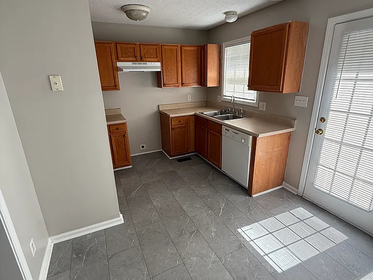 2517 Eight Oaks Dr — Photo 3