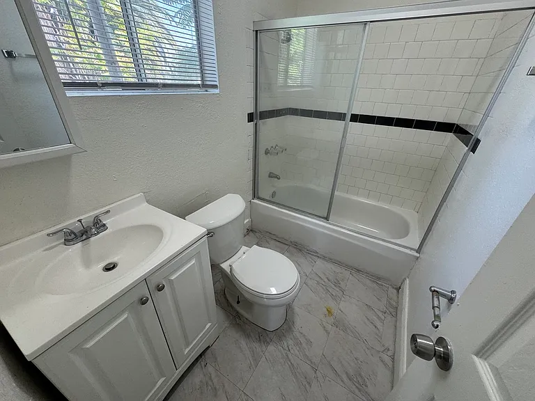 127 N Burlington Ave #C — Photo 7