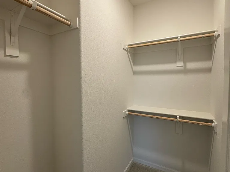 Walk-in Closet !