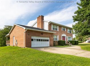 502 Sunnybrook Dr, Hurricane, WV 25526