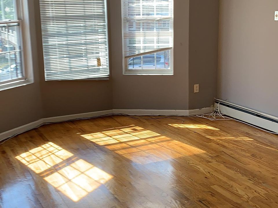 1st image of 2916 Hering Ave #2