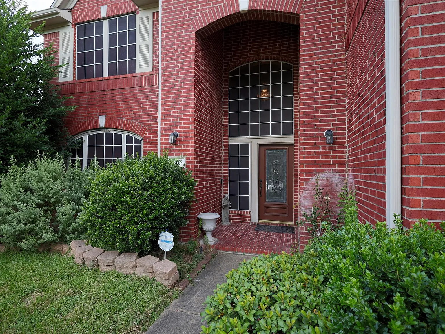 4 bed, 2.5 bath, 3288 sqft, $2,500 — Photo 2