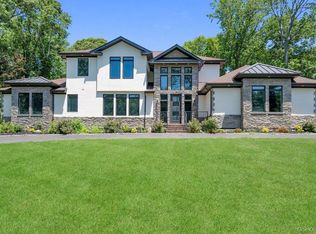 21 Arista Drive, Dix Hills, NY 11746