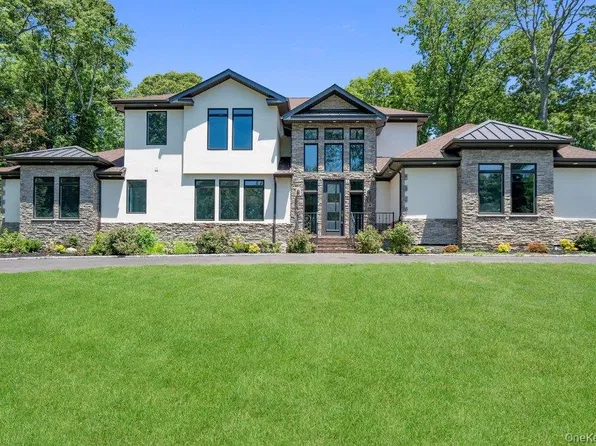 21 Arista Drive, Dix Hills, NY 11746
