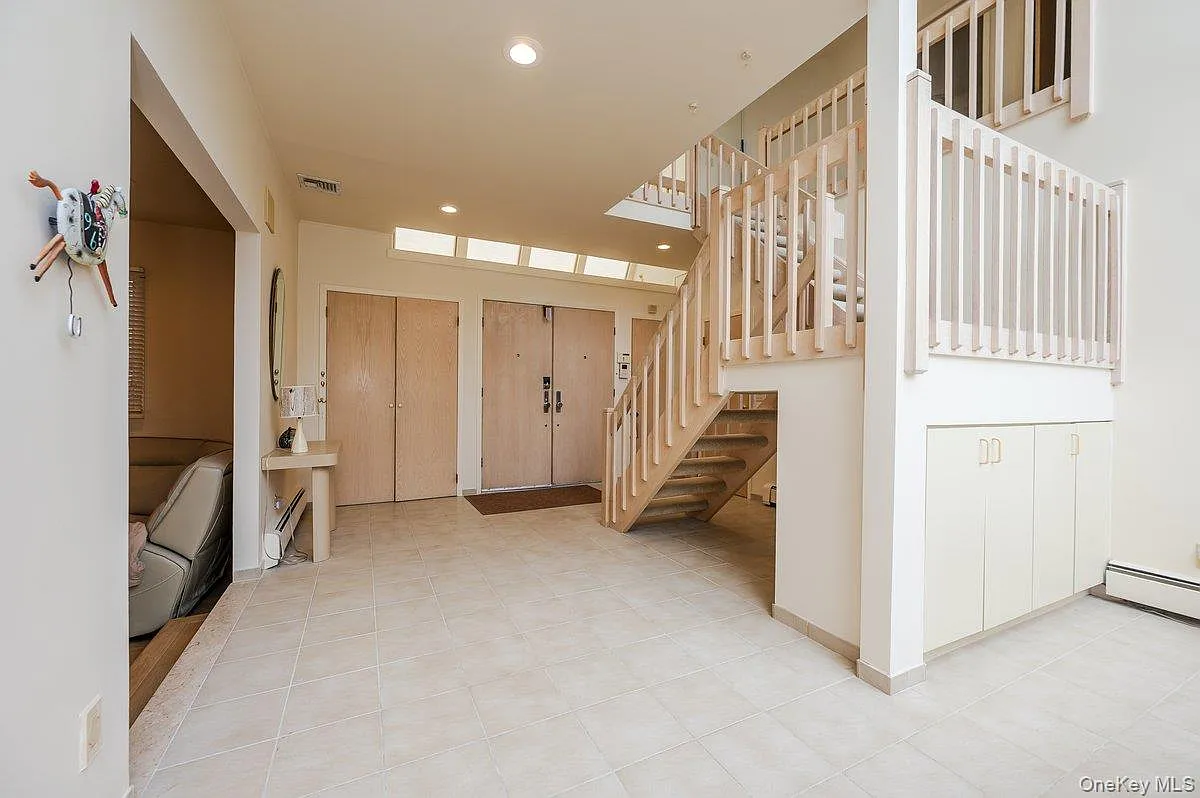 4 bed, 4.5 bath, 3942 sqft, $8,000 — Photo 4