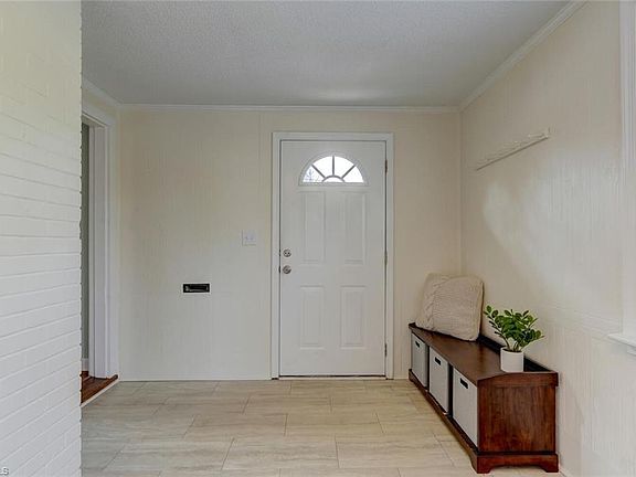 3rd image of 105 Manor Ct