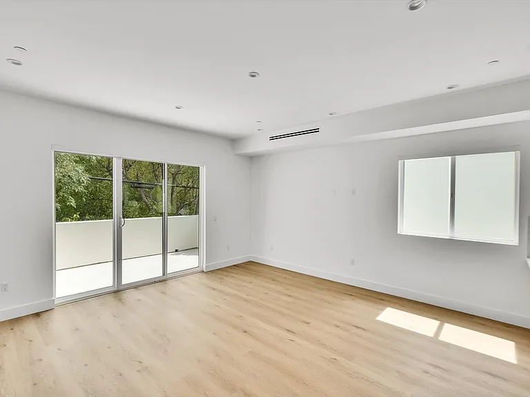 5022 Cahuenga Blvd — Photo 20