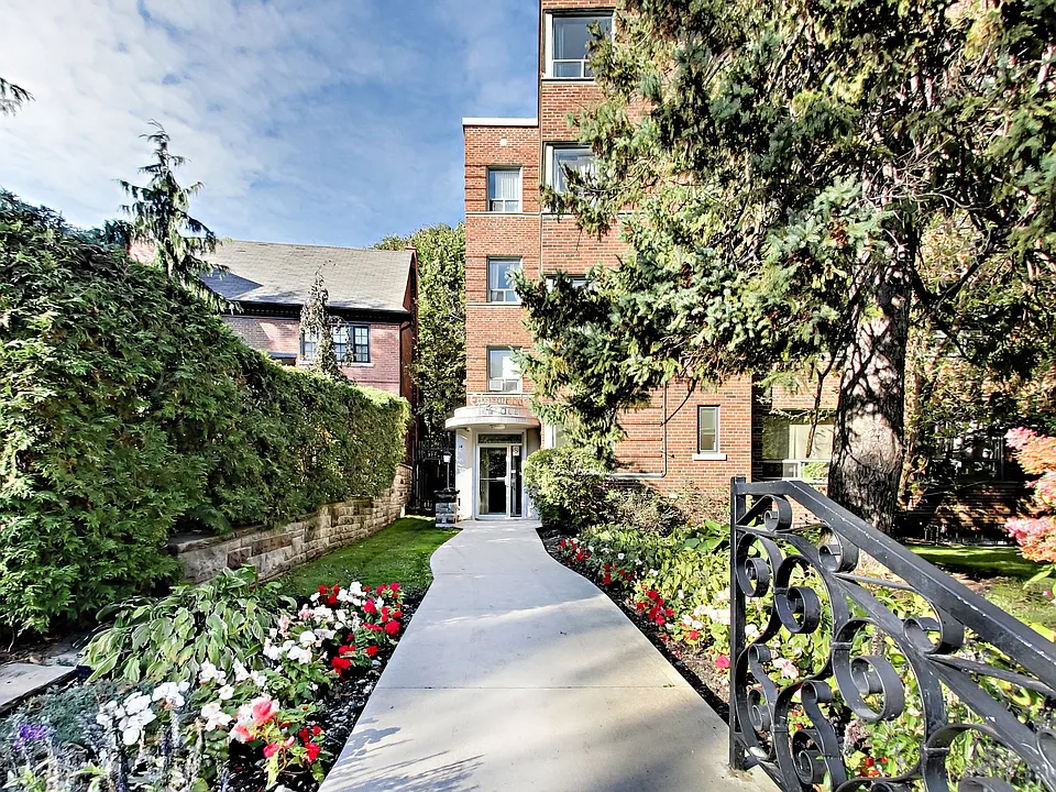 14 Chatsworth Dr #410