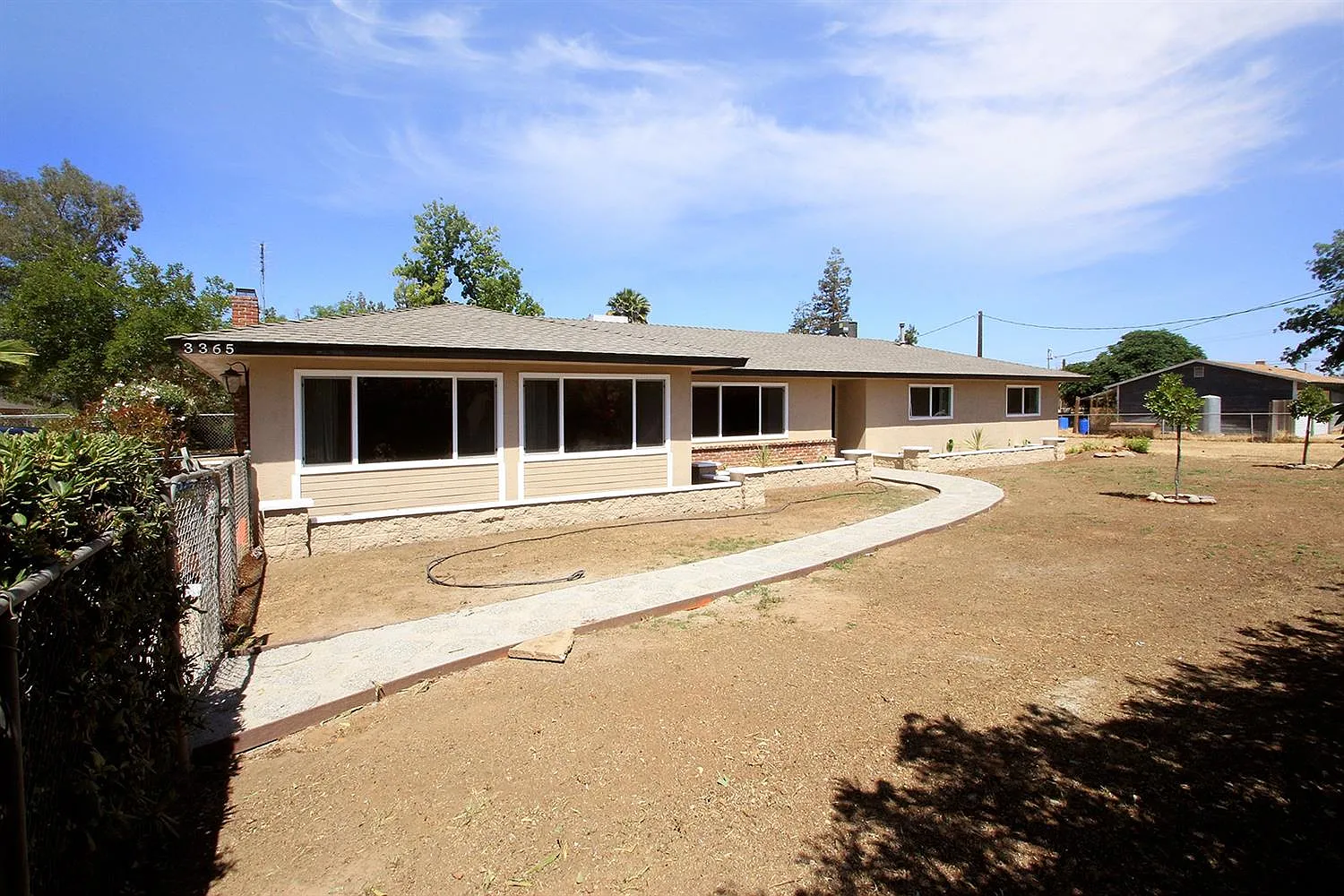 3365 N Blythe Ave photo 1