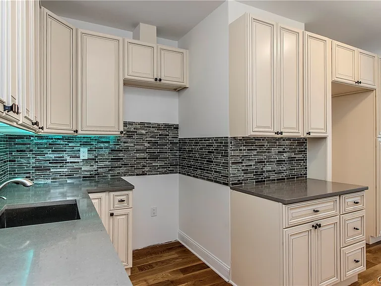 221 Elizabeth St #1 — Photo 11