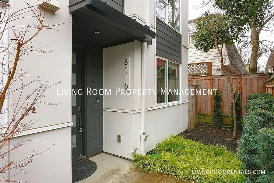 Contemporary St. Johns Row House With Quality Finishes — Photo 2