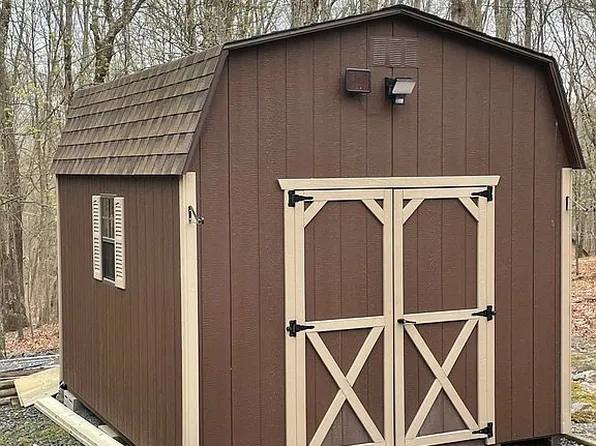 852 Clubhouse Dr, East Stroudsburg, PA 18302