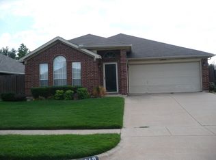 2410 Whispering Creek Dr, Arlington, TX 76018