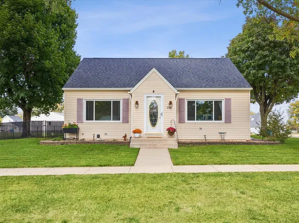 208 Grove St, Calamus, IA 52729