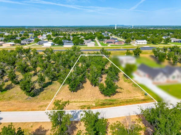 943 E Landings Rd, Granbury, TX 76049