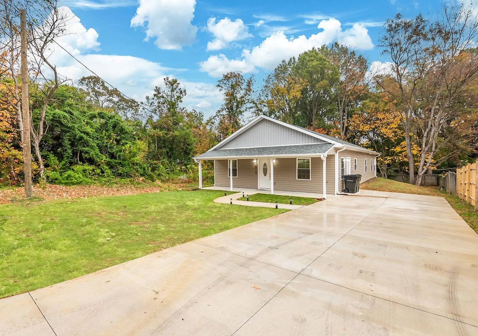 $500 OFF Special - 4Bd/ 2Bath Ranch Style home mins from Downtown Burlington — Photo 3
