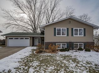 2525 Lee St, Woodridge, IL 60517