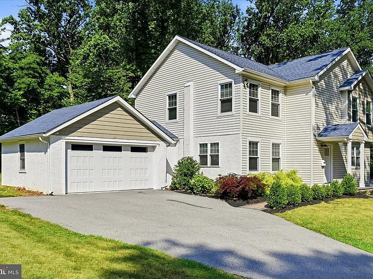 17 Lizbeth Ln — Photo 2