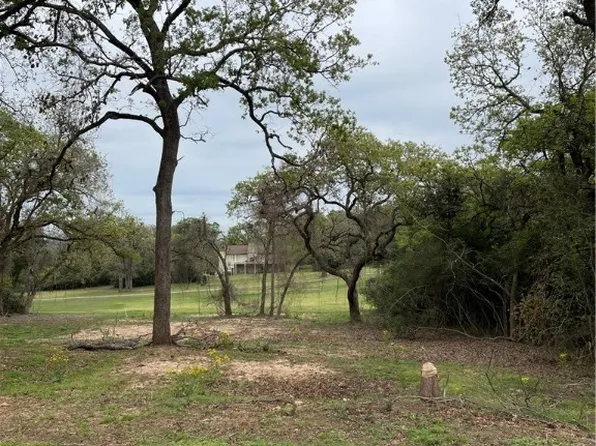 142 Golfview Dr, Hilltop Lakes, TX 77871