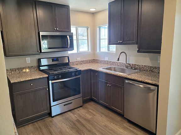 3rd image of 511 W Lugonia Ave