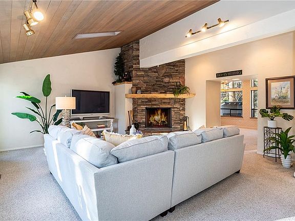 3rd image of 680 Martis Peak Dr