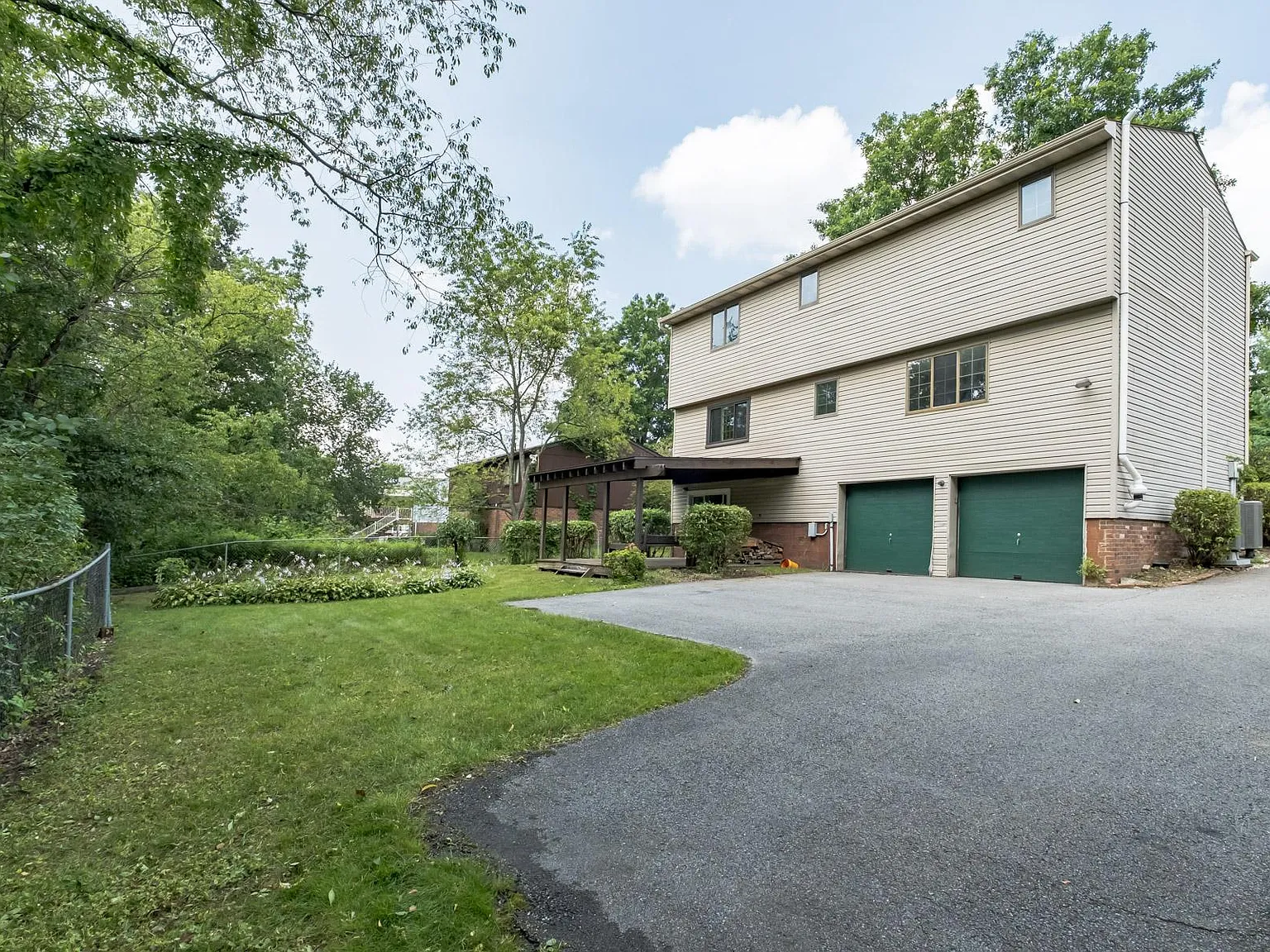 5 bed, 5000 sqft, $3,300 — Photo 3