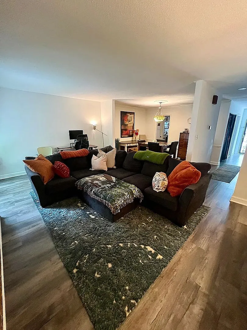 Room in 3 Bedroom home in Durham — Photo 3