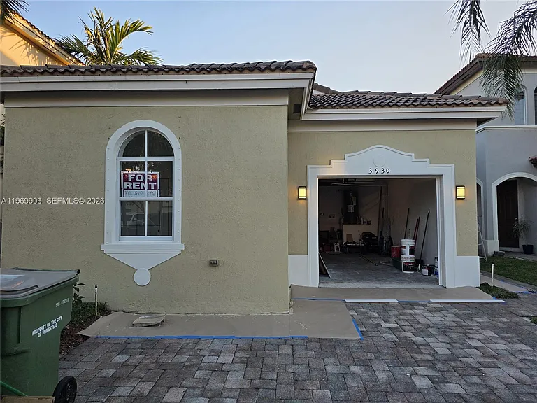 3930 NE 12th Dr — Photo 2