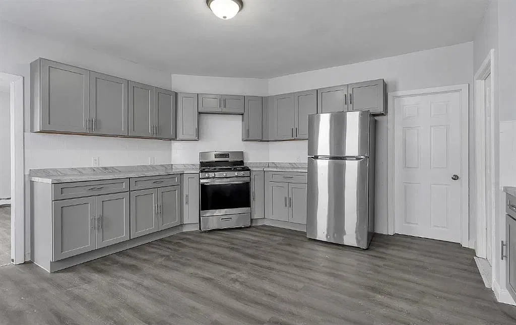 3 bed, 1.0 bath, 1400 sqft, $2,100 — Photo 3