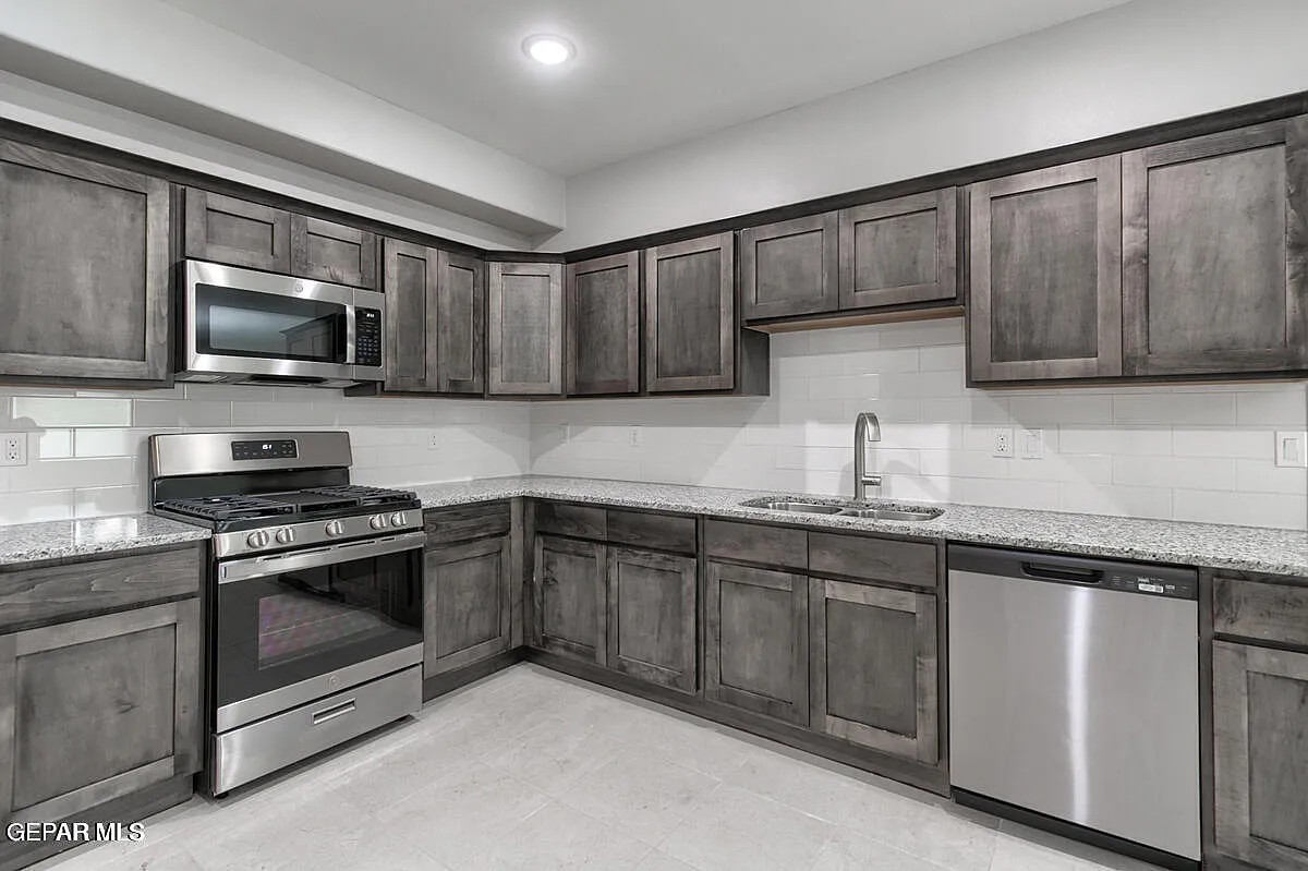 4 bed, 2.0 bath, 1594 sqft, $1,645 — Photo 4
