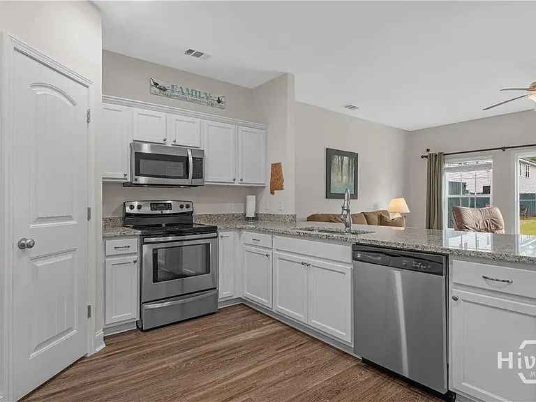 100 Regis Way — Photo 3