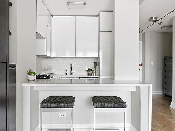 3rd image of 101 W 12th St APT 12B