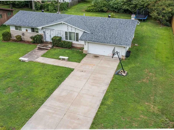335 Oak Tree Ave, Salem, IL 62881