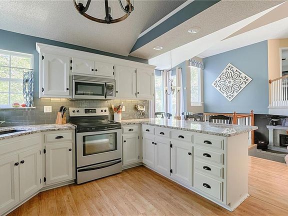 4th image of 824 NE Adams Dr