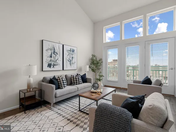 12000 Market St APT 472, Reston, VA 20190