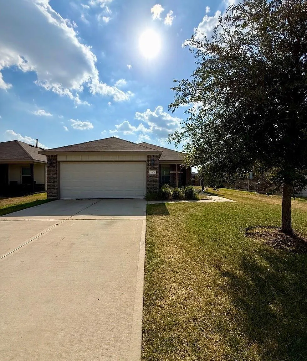 3 bed, 2.0 bath, 1361 sqft, $2,200 — Photo 2