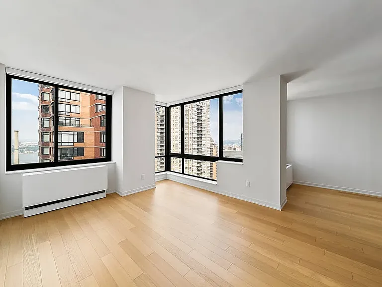Columbus Pl #S39D — Photo 2