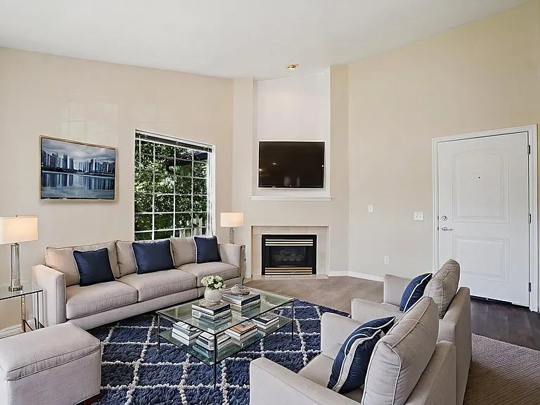 Sterling Pointe Apartments — Photo 28