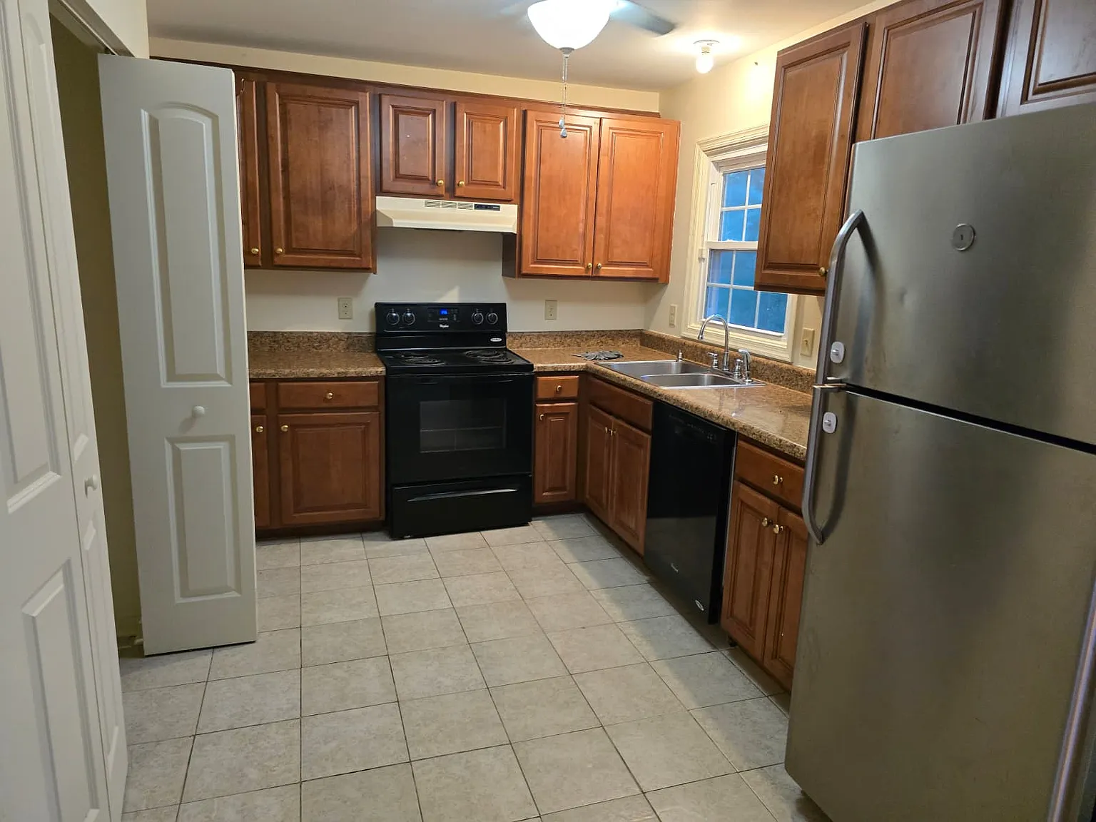 3 bed, 1.5 bath, 1056 sqft, $1,800 — Photo 2