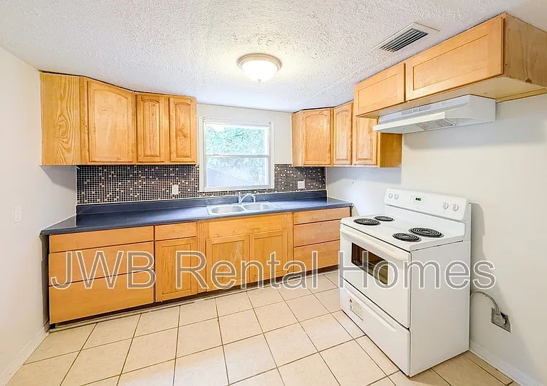 1720 Brooker Rd — Photo 2