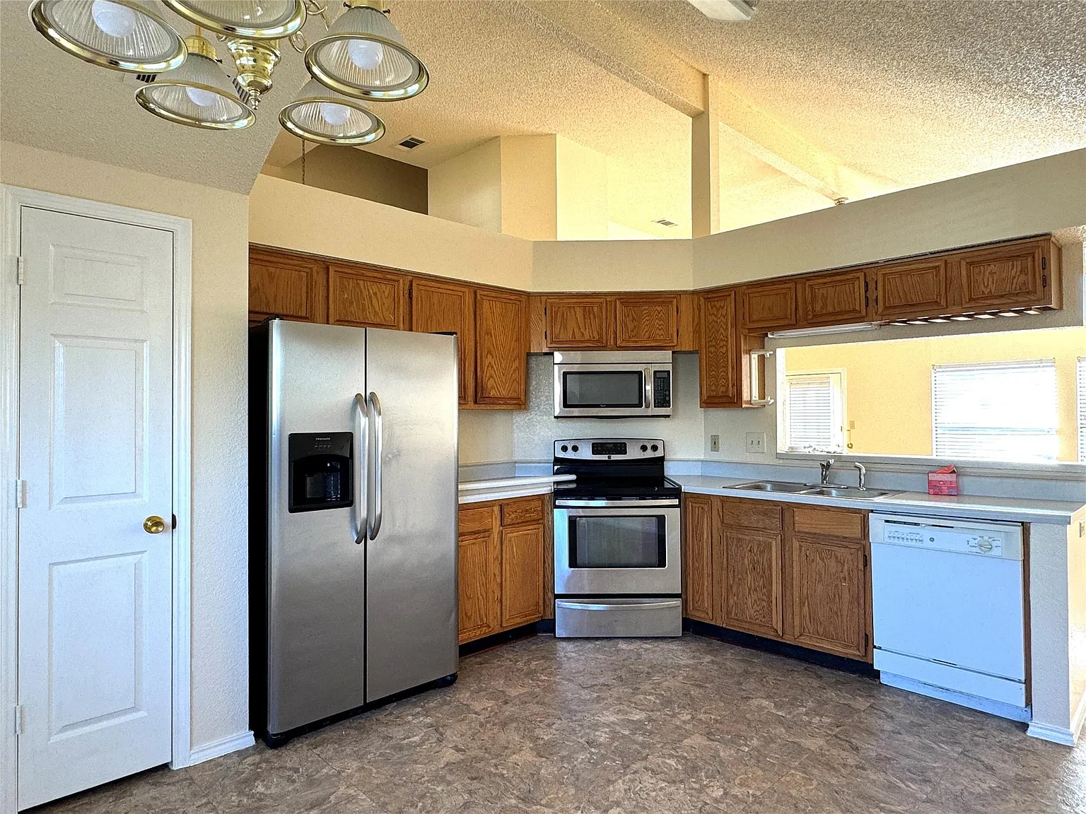 3 bed, 1470 sqft, $2,200 — Photo 3
