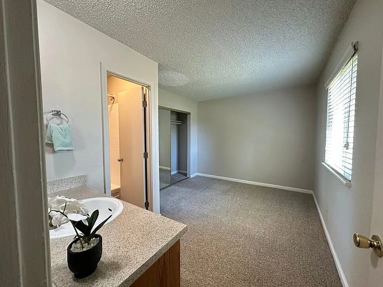 Boutique Apartments in Boulevard Park, Includes Gated, Covered Parking! — Photo 7