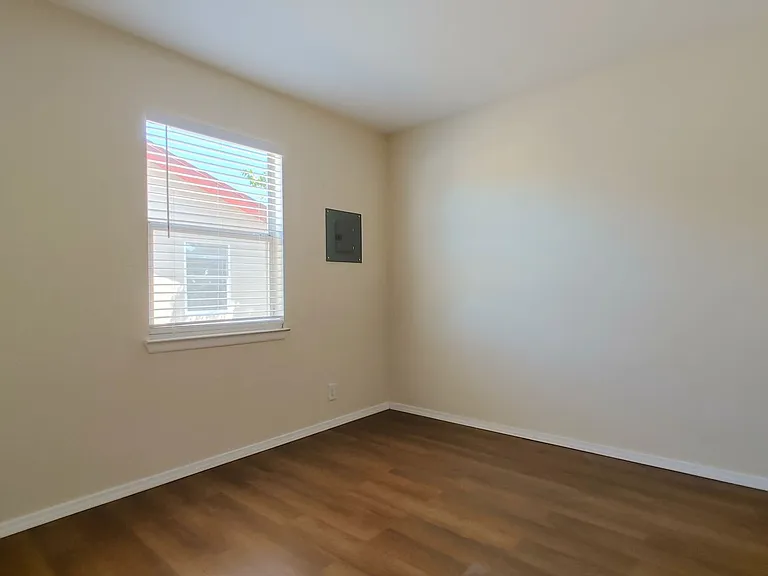 513 Candelaria Rd NW — Photo 5