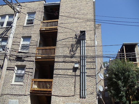3rd image of 6256 N Rockwell St #C
